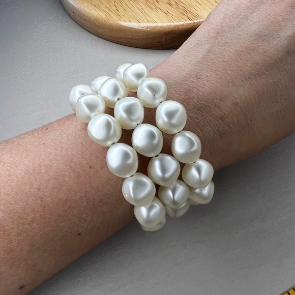 Large faux pearl plastic wrap bracelet - Picture 3 of 5